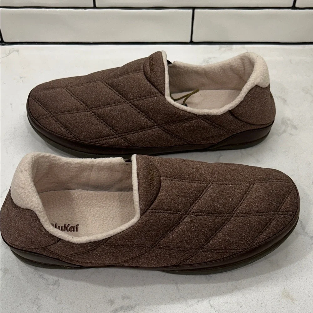 OluKai Puku'i Slipper Toffee Quilted Slippers with Cream Lining Men’s 13 NWT
